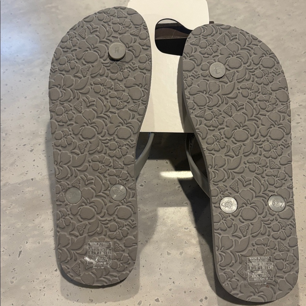 Roxy Gray Flip Flops Thongs Sandals - Picture 2 of 3